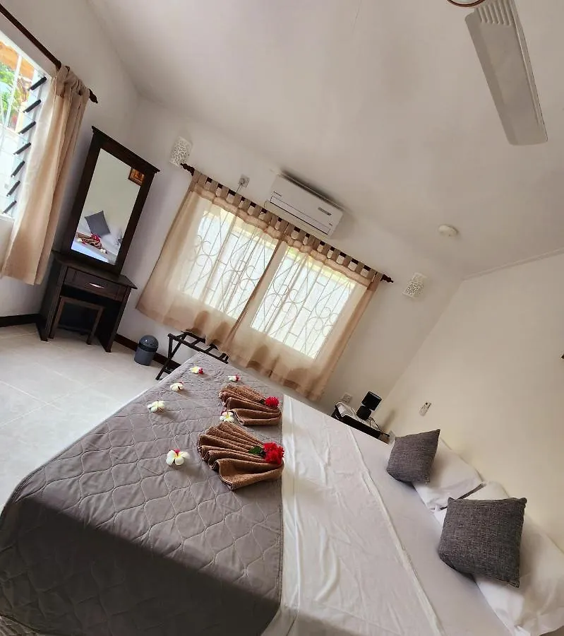 Kaz Memel Villa Beau Vallon